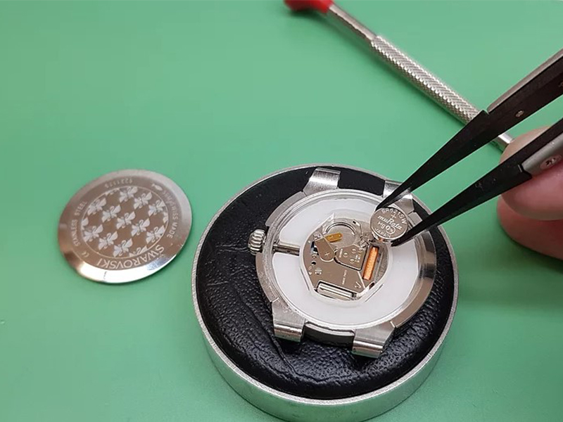 Bên trong bộ máy đồng hồ Swarovski